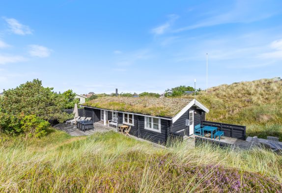 Hyggelig bjælkehytte på smuk naturgrund ved Vesterhavet