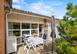 Hyggelig og strandnær ferielejlighed med fri entré til swimmingpool