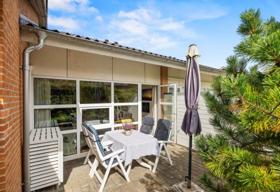 Hyggelig og strandnær ferielejlighed med fri entré til swimmingpool