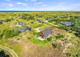 Lyst og personligt indrettet feriehus kun 400m fra havet