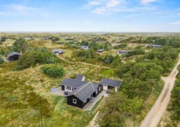 Strandnært, klassisk sommerhus med brændeovn i Grærup