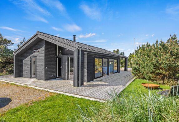 Modernes Ferienhaus mit Außenwhirlpool und Kamin