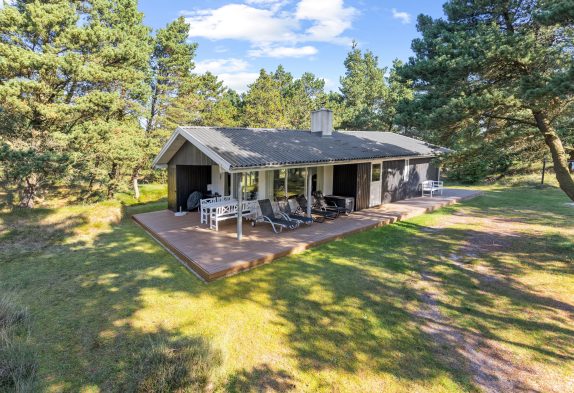 Hyggeligt sommerhus i ugenerede og idylliske omgivelser