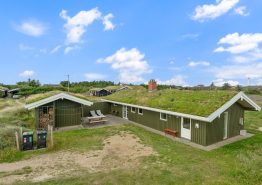 Sommerhus i klitterne tæt på stranden, med sauna og anneks