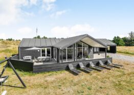 Gepflegtes Aktivitätshaus mit u.a. Kamin, Sauna und Whirlpool. Kat. nr.:  60042, Poul Thøstesensvej 16;