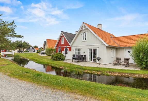 Moderne sommerhus med central beliggenhed, sauna og spabad