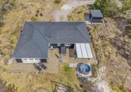 Stilfuldt feriehus med aktivitetsrum og vildmarksbad