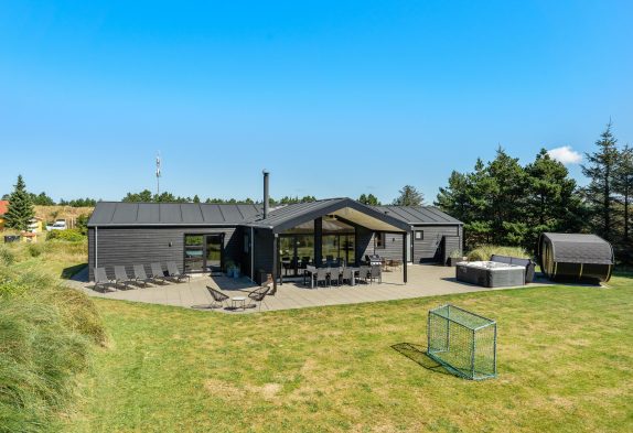 Luksussommerhus i Blåvand med udespa, sauna og aktivitetsrum