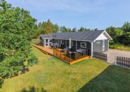 Moderne feriehus med sauna og trampolin i haven