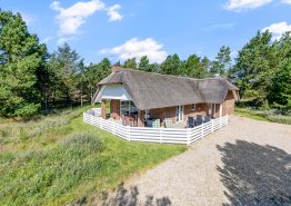 Moderne stråtækt feriehus med 2 badeværelser, sauna og spabad