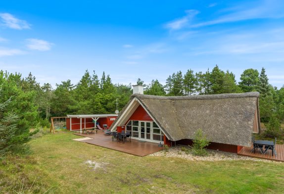 Sommerhus med rolig beliggenhed og brændeovn på stor grund