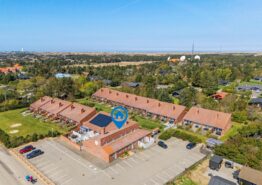 Centralt beliggende feriehus med brændeovn