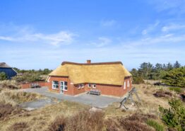 Strandferie i dette hyggelige stråtagshus med sauna og spa