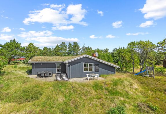 Hyggeligt feriehus på smuk naturgrund i Blåvand