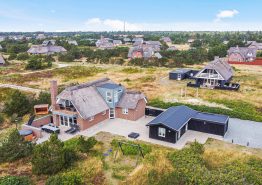 Modernes Reetdachhaus mit Badetonne in strandnaher Lage
