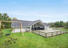 Lyst feriehus med sauna og spabad på stor grund