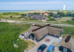 Moderne, strandnært feriehus med sauna og lukket terrasse