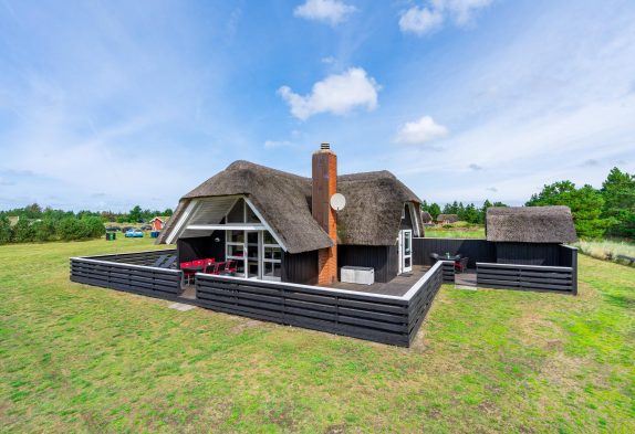 Gemütliches Reetdachhaus mit Sauna auf riesigem Grundstück