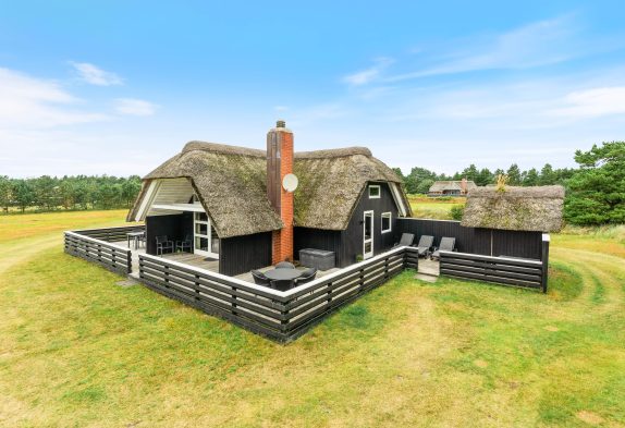 Gemütliches Reetdachhaus mit Sauna auf riesigem Grundstück