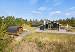 Charmerende feriehus i Blåvand med udendørs spa og udesauna