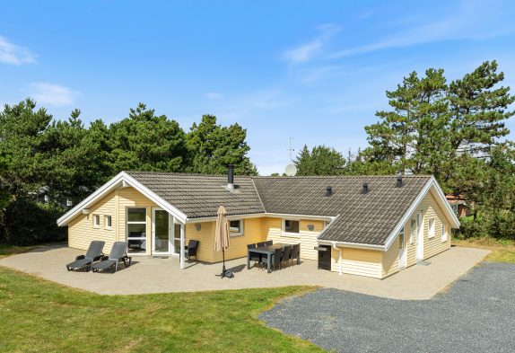 Feriehus med sauna, spa og attraktiv beliggenhed tæt på hav og by