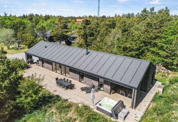 Stilfuldt luksussommerhus i Blåvand med udendørs spabad