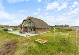 Smukt og rummeligt, stråtækt feriehus med havudsigt