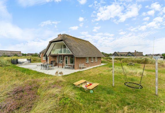 Schönes und geräumiges, modernisiertes Reetdachferienhaus mit Aussenwhirlpool und Meerblick