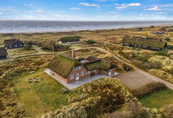 Smukt og rummeligt, stråtækt feriehus med havudsigt