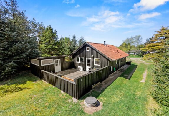 Charmerende sommerhus med brændeovn i naturskønne Blåvand