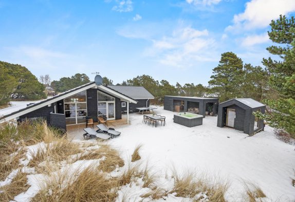 Dejligt sommerhus i Blåvand med udendørs sauna, spa og bordtennis