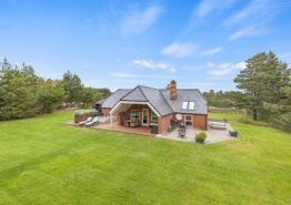 Sommerhus på stor plænegrund og bare 400m til havet