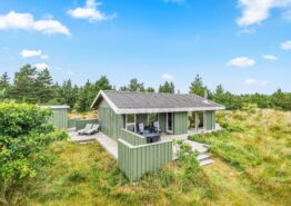 Sommerhus med naturskøn, ugeneret beliggenhed og udestue