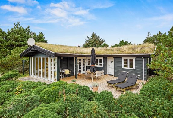 Charmerende sommerhus med fantastisk udsigt og 500m til havet