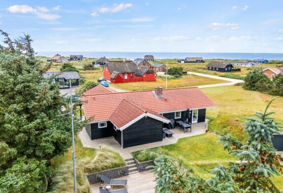 Hyggeligt sommerhus i Blåvand – spa inde og ude, kun 150 m fra havet