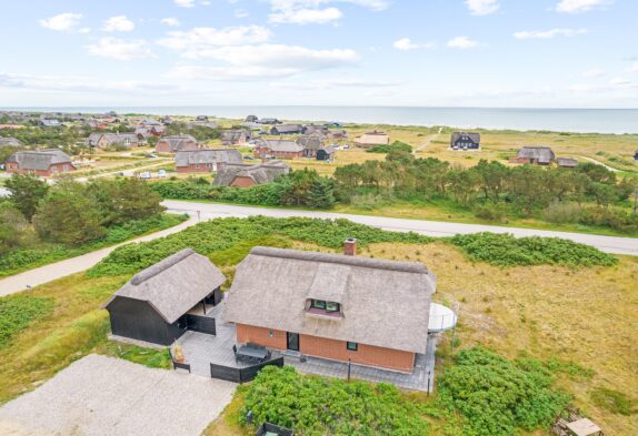 Sommerhus med balkon, sauna og udespa kun 300 meter fra havet