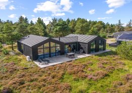 Luksuriøst aktivitetshus med infrarød sauna, udendørs spa og smuk udsigt