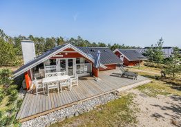 Gepflegtes Ferienhaus mit Kamin und großem Grundstück für Fünf