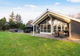 Lækkert sommerhus med spabad, sauna og udespa i Blåvand