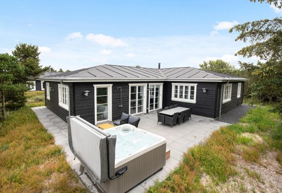 Modernes Ferienhaus mit Swimmingpool in Blåvand