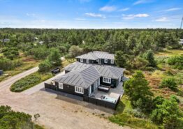 Femstjernet poolhus i Blåvand med sauna og udendørs spabad