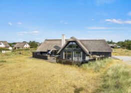 Stråtækt poolhus i Blåvand med fantastisk beliggenhed tæt på alt