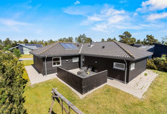 Zentral gelegenes Ferienhaus in Blåvand mit Whirlpool und Sauna