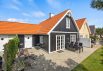 Hyggeligt sommerhus med spabad centralt i Blåvand (billede 1)