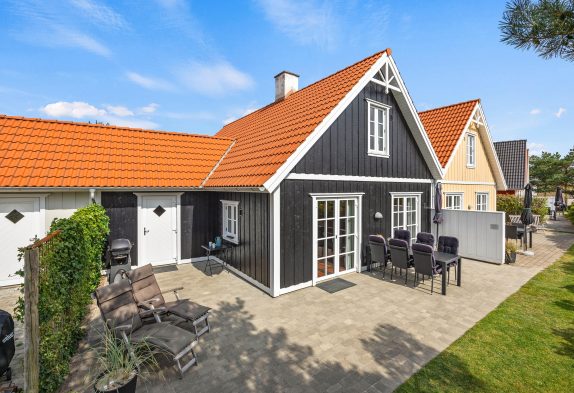 Hyggeligt sommerhus med spabad centralt i Blåvand