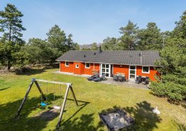Dejligt sommerhus i Blåvand med sauna og spa på ugeneret grund