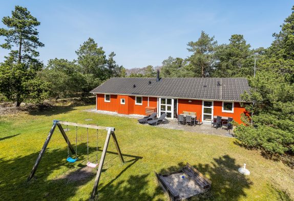 Dejligt sommerhus i Blåvand med sauna og spa på ugeneret grund