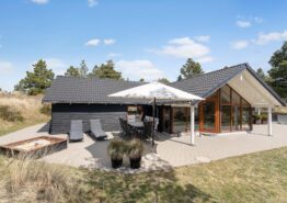 Lækkert sommerhus med sauna, spa og aktivitetsrum i Blåvand