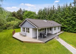 Skønt sommerhus med vildmarksbad i Blåvand