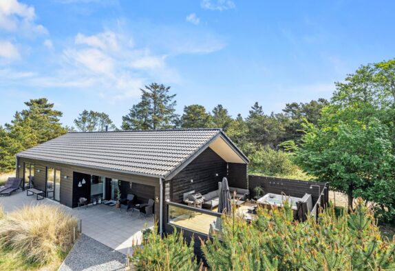 Exklusives Ferienhaus mit Außenwhirlpool mitten in Blåvand